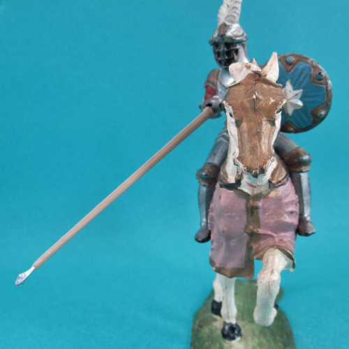 8966  Chevalier en armure sur cheval caparaçonné, avec lance, bouclier, casque à plumets visière fermée (II).